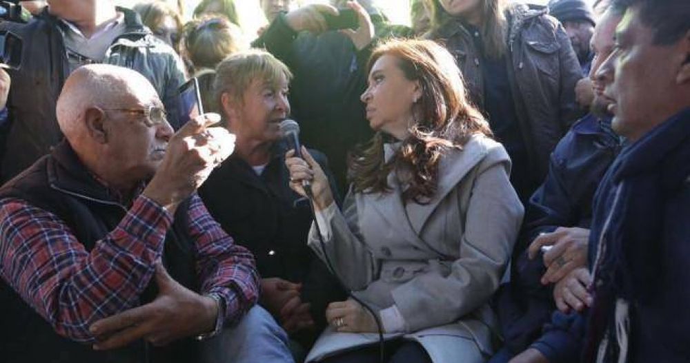 CFK visit el acampe de los despedidos de Atucha