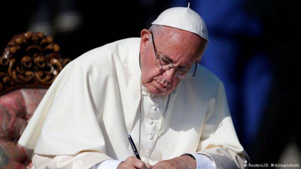El papa Francisco acept la renuncia de monseor Garlatti