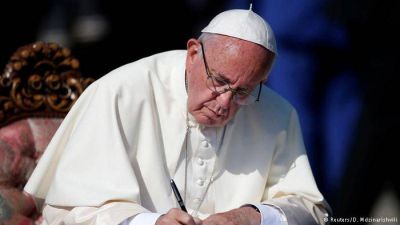 El papa Francisco acept� la renuncia de monse�or Garlatti