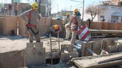 Finaliz� la construcci�n de la red de refuerzo de agua potable en Fiorito