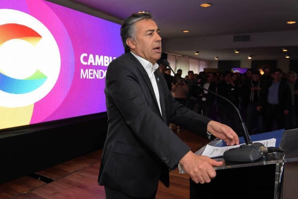Cornejo minimiz� el impacto de los alejamientos del bloque oficialista