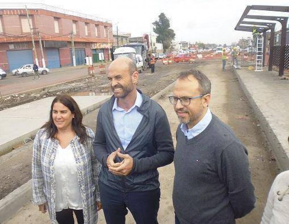 Valenzuela y Dietrich recorrieron las nuevas obras del Metrob�s en Ruta 8
