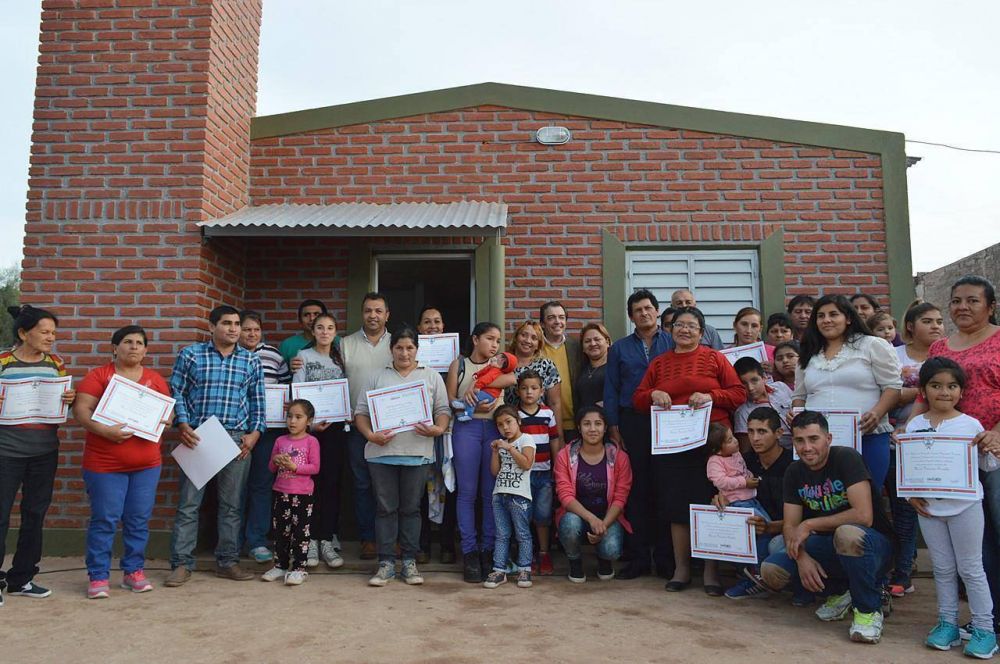 Entregaron viviendas sociales a familias de Tintina y Weisburd