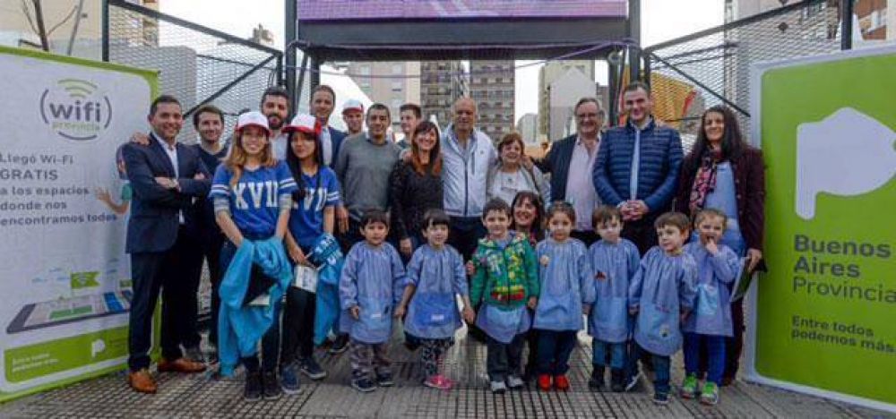 De la Torre visit� Lan�s para la puesta en marcha de Wi-Fi Provincia