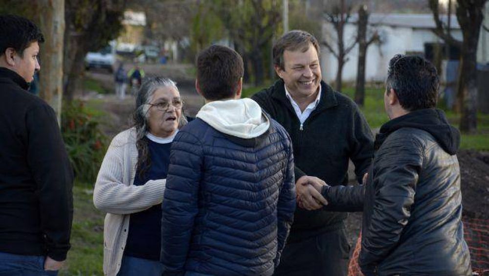 Cascallares recorri� obras de asfalto y habl� con vecinos