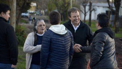 Cascallares recorri� obras de asfalto y habl� con vecinos