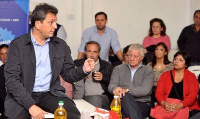 Massa abri� el paraguas y dijo que �va de punto� en la elecci�n