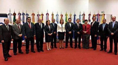 Gils Carb� se mostr� con fiscales de la regi�n en plena puja con el Gobierno