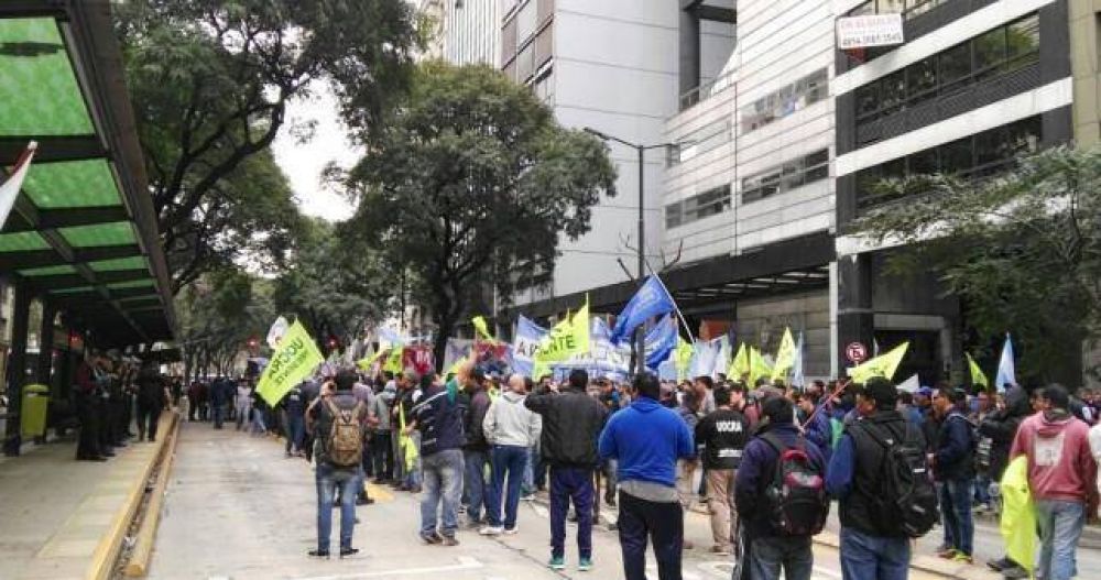 Obreros de Atucha marcharon a Trabajo y Triaca se encarg de ratificar los despidos