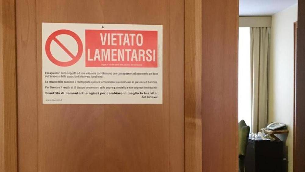 El aviso en la puerta del Papa: �Prohibido quejarse�