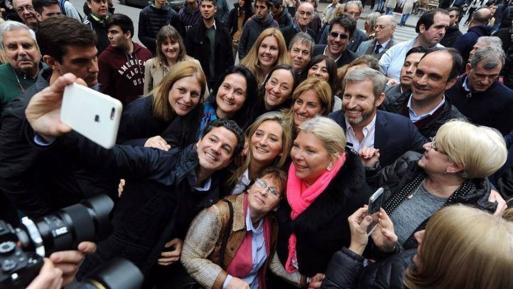 Elisa Carri fue a Rosario con Rogelio Frigerio y lapid al socialismo: 