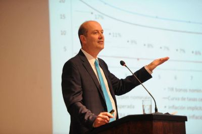 Sturzenegger acepta que se complic� la inflaci�n y volvi� a subir las tasas