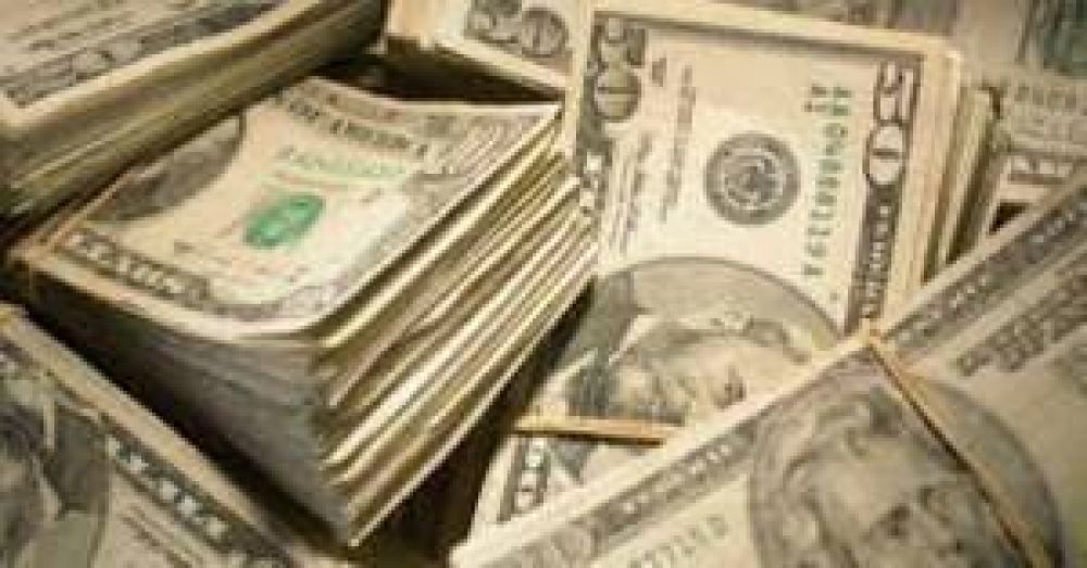 El d�lar retrocedi� y termin� en $17,13 para la venta al p�blico