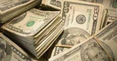 El d�lar retrocedi� y termin� en $17,13 para la venta al p�blico