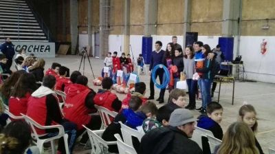 Dirigentes locales de 1Pa�s, realizaron entregas de material deportivo