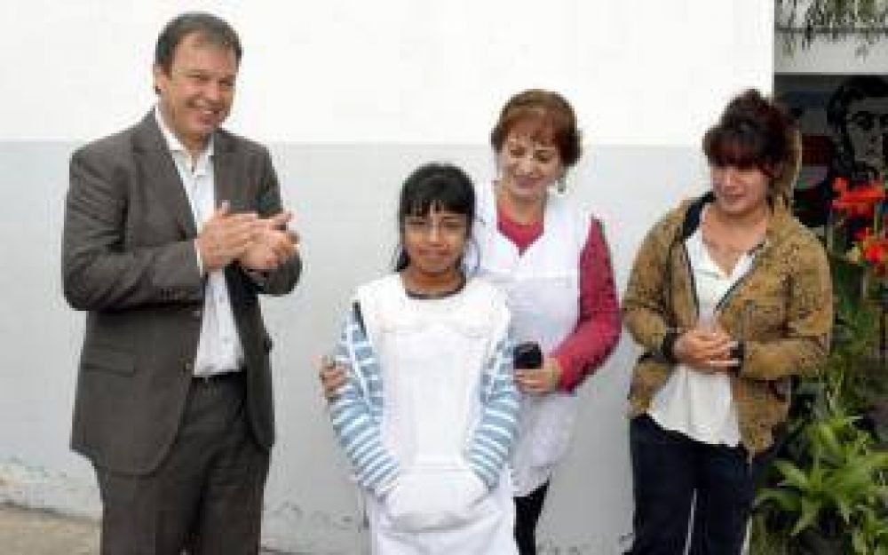 Entregaron anteojos a alumnos de tres escuelas de Almirante Brown