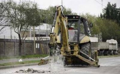  Contin�an las tareas de bacheo sobre avenida Fair
