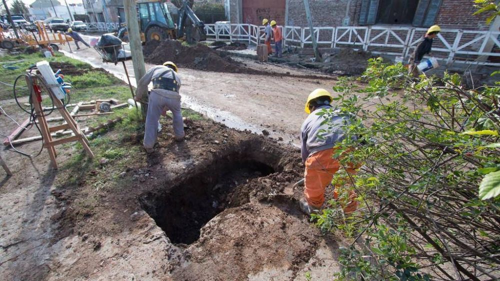 Ampl�an las redes de agua y cloacas en todo Lan�s