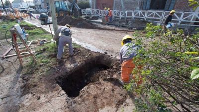Ampl�an las redes de agua y cloacas en todo Lan�s