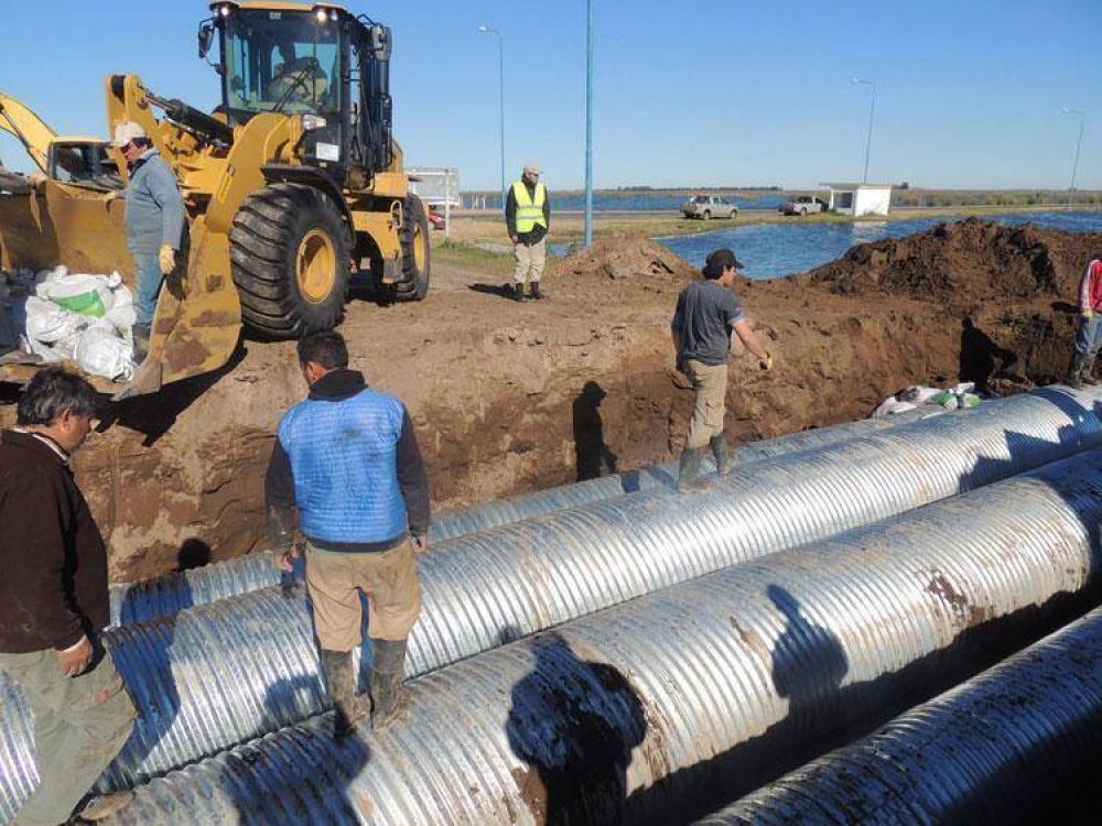 Intensos trabajos para que el agua no ingrese a Lagos y Van Praet