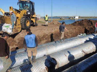 Intensos trabajos para que el agua no ingrese a Lagos y Van Praet