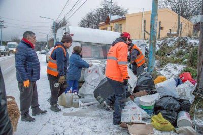 Personal municipal retir� gran cantidad de residuos y elementos acumulados en la v�a p�blica