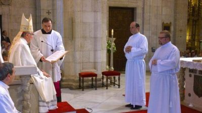 El Obis�po de San�tan�der pide �dis�po�ni�bi�li�dad, ser�vi�cio y ora�ci�n� a los dos nue�vos di�co�nos