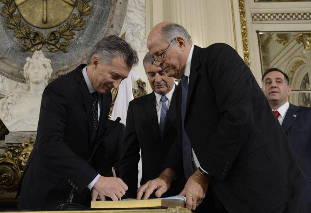 Mauricio Macri tom� juramento a los nuevos ministros