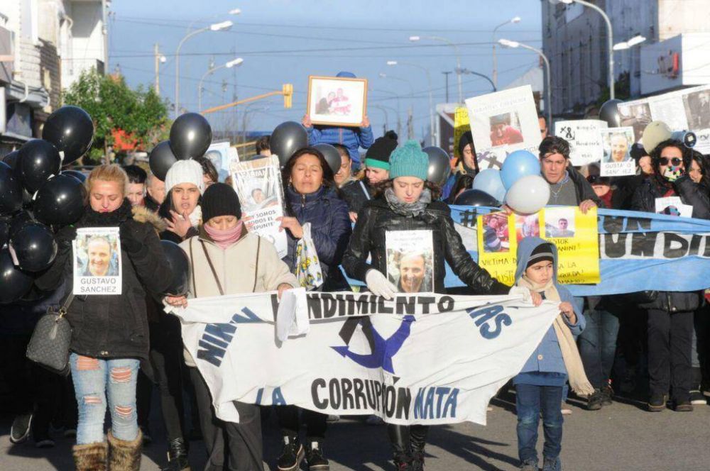 A un mes del hundimiento, familiares del Repunte marcharon para pedir justicia