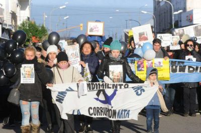 A un mes del hundimiento, familiares del Repunte marcharon para pedir justicia