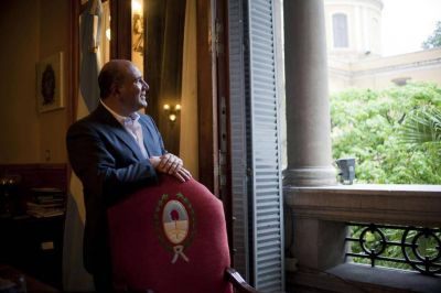 �Si se coparticipa el impuesto al cheque, podemos sentarnos a debatir una baja de impuestos�