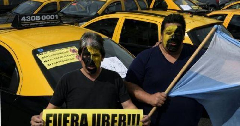 Tombolini desafa a los tacheros y quiere legalizar Uber