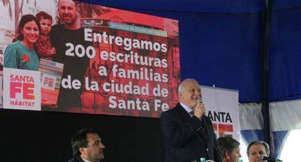 Entregaron 200 escrituras a familias de la ciudad de Santa Fe