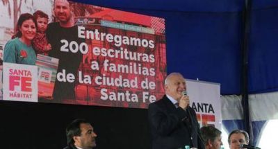 Entregaron 200 escrituras a familias de la ciudad de Santa Fe