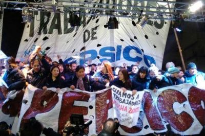 Gremios junto con la izquierda marcharon contra los despidos e instalaron una carpa en el Congreso