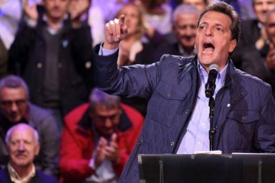 Massa critic� al gobierno por las subas de las tarifas
