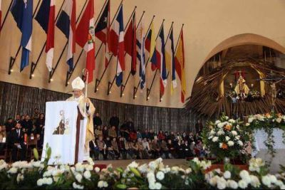Gran asistencia de fieles marca tradicional celebraci�n de la Virgen del Carmen en Chile