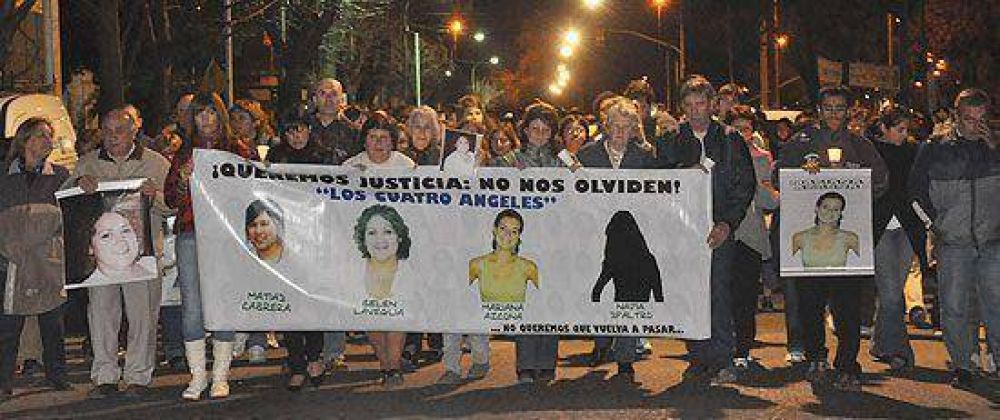 M�s de 500 personas marcharon en silencio para recordar a las cuatro v�ctimas fatales de la combi