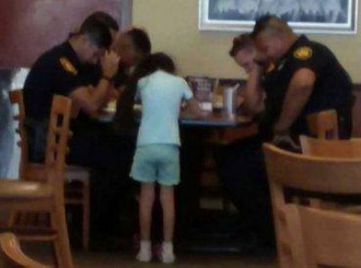 Viral foto de niña orando por policías que lamentaban muerte de colega