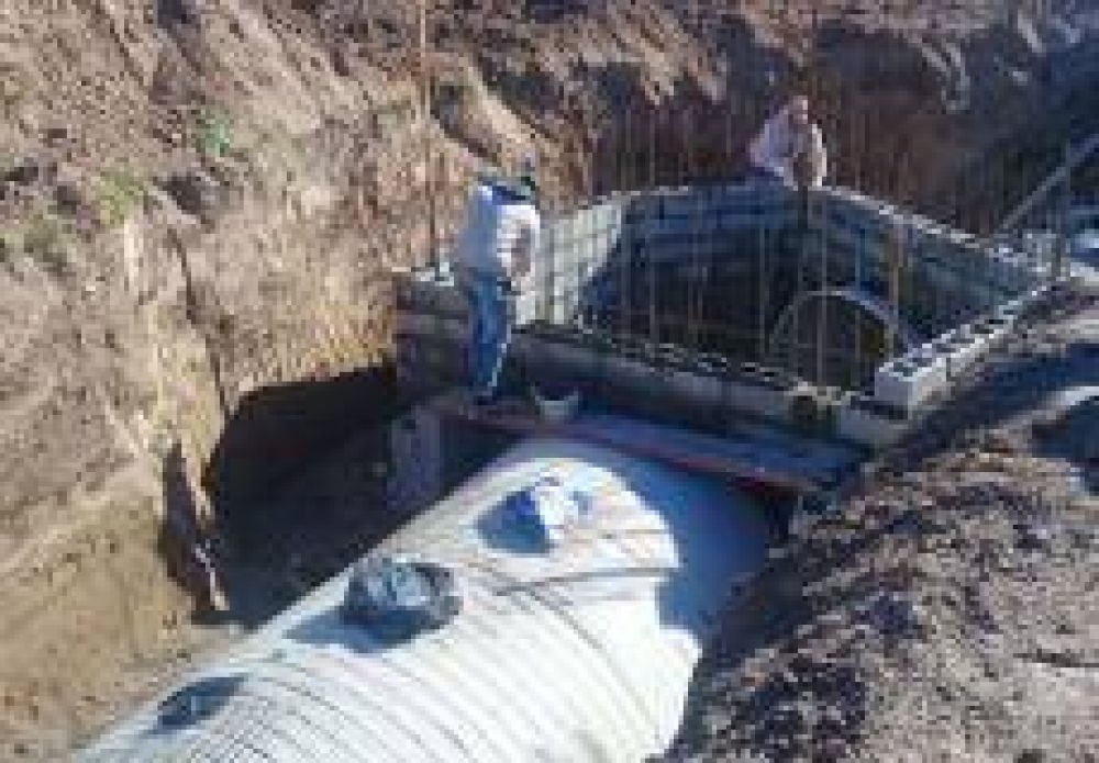 Construyen las c�maras del desag�e en Barrio Futuro