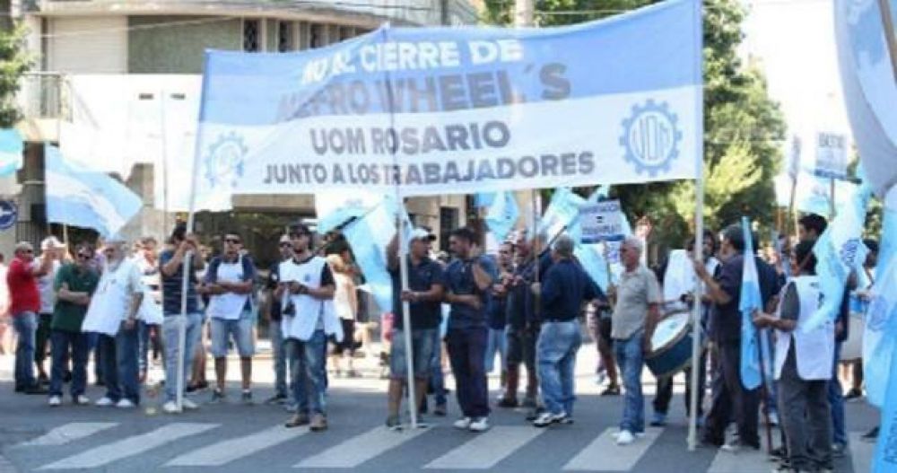 Mientras esperan la reapertura, empleados de Mefro Wheels reclaman el pago de los subsidios