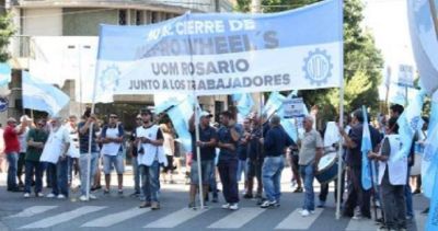 Mientras esperan la reapertura, empleados de Mefro Wheels reclaman el pago de los subsidios