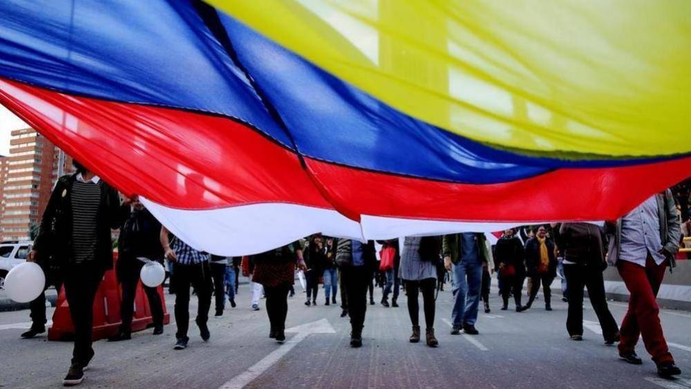 Francisco en Colombia, país suspendido entre la guerra y la paz