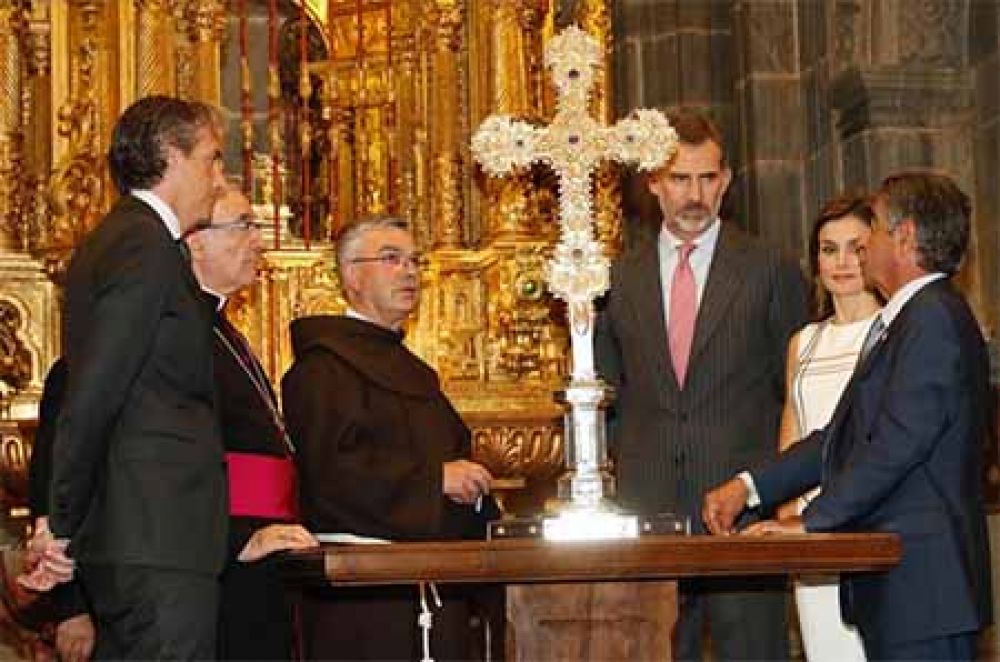 El Rey Felipe VI de España venera la santa cruz de Liébana