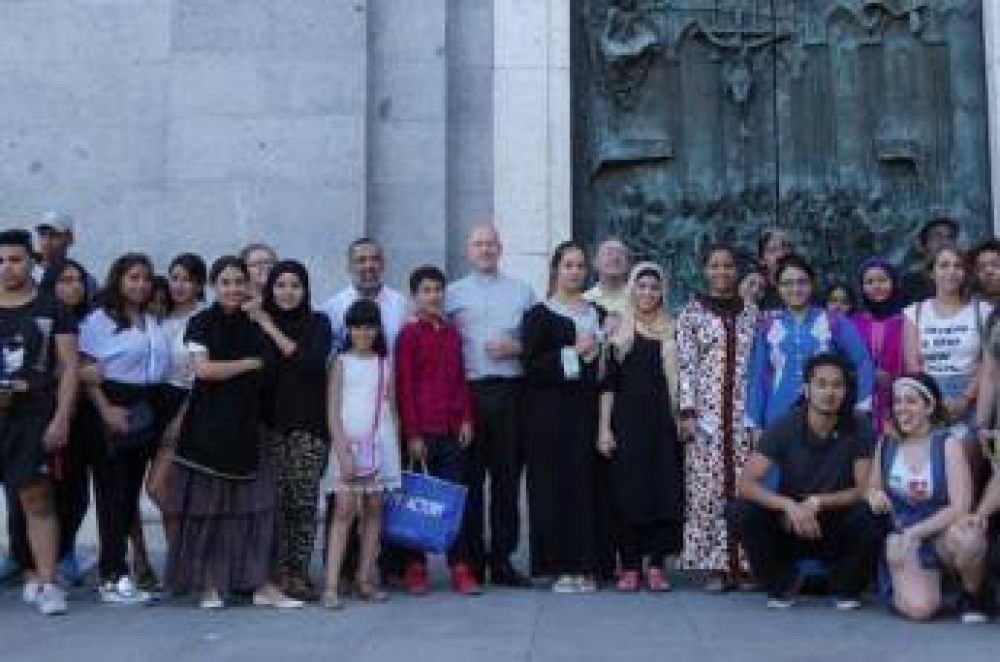 Catlicos y musulmanes visitan juntos una catedral y una mezquita en Madrid