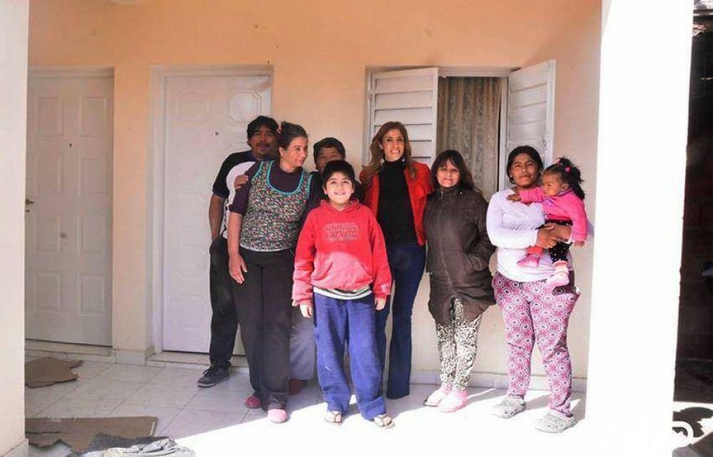 La Gobernadora entreg� m�dulos habitacionales en La Banda y Capital