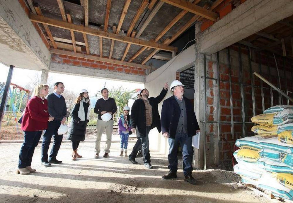 Katopodis y Marianela N��ez visitaron la obra de la Escuela Municipal de Danzas en Jos� Le�n Su�rez