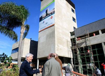 Andreotti visit� la etapa final del Nuevo Cuartel de Bomberos