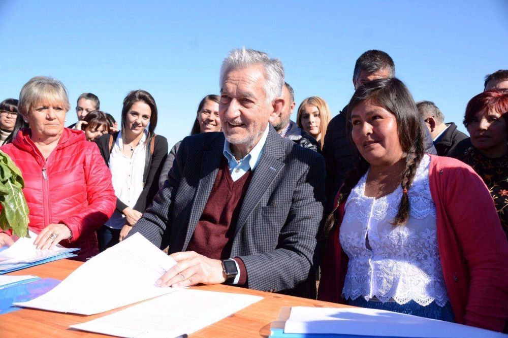 El Gobernador entreg� parcelas agr�colas a diez familias de Villa Mercedes