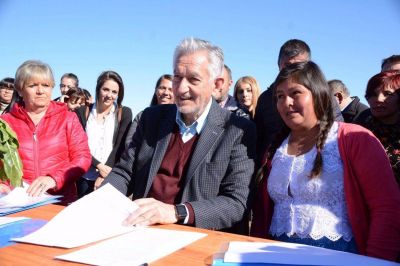 El Gobernador entreg� parcelas agr�colas a diez familias de Villa Mercedes